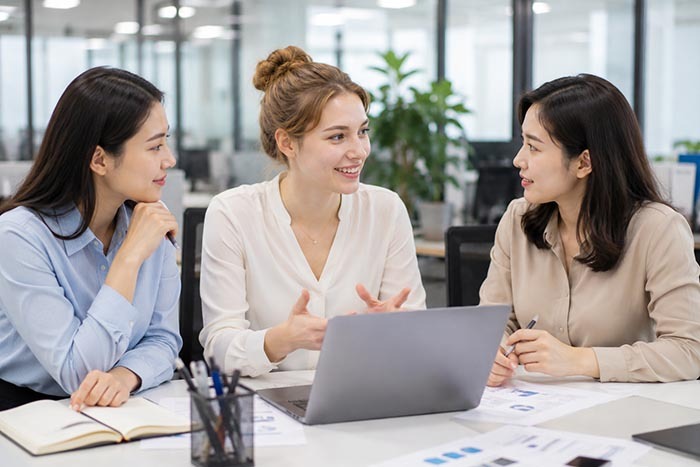 Foreigners Try Korean Office Culture for the First Time 2 Socializing with Koreans in a Korean office.