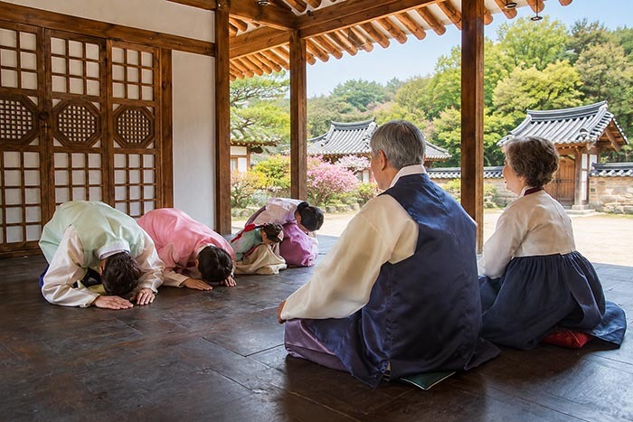 The Korean Family Tradition That Amazes Americans 1 korean-family-tradition-seollal-respect-for-elders.jpg